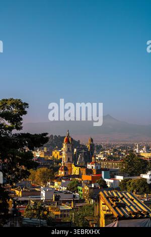 Le Convento de la Purísima Concepción de los Carmelitas Descalzos. Nevado de Toluca. Le centre historique, avec un volcan et un ciel bleu pré-aube Banque D'Images