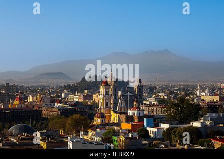 Le centre historique de Toluca, avec un volcan et un ciel bleu pré-aube en arrière-plan Banque D'Images