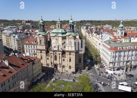 Vue sur la place de la vieille ville par une journée ensoleillée en regardant vers le bas sur l'église St Nicholas. Prague, République tchèque - 8 avril 2026 Banque D'Images