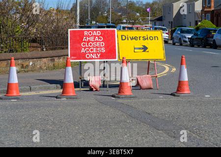 Road Ahead Closed Access Only et panneaux de déviation aux travaux routiers locaux, Écosse, Royaume-Uni Banque D'Images