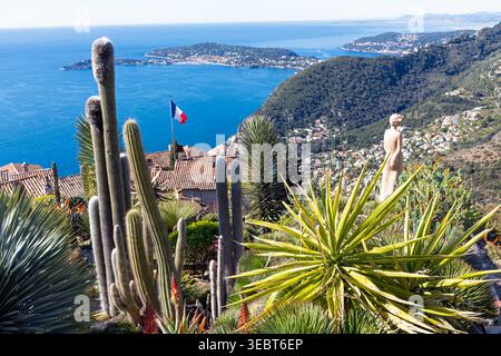 France, Èze, un superbe village médiéval de nid d'aigle sur la Côte d'Azur, perché à 427 mètres au-dessus de la mer Méditerranée entre Nice et Monaco. Banque D'Images