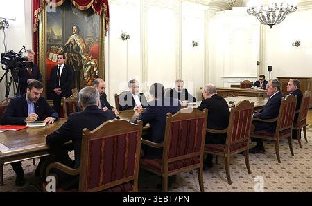 Saint-Pétersbourg, Russie. 27 avril 2026. Le président russe Vladimir Poutine et le ministre iranien des Affaires étrangères Abbas Araghchi ont des entretiens à la Bibliothèque présidentielle Boris Eltsine à Saint-Pétersbourg, en Russie, le lundi 27 avril 2026. Le ministre iranien des Affaires étrangères Seyyed Abbas Araghchi relaie les lignes rouges de Téhéran aux Etats-Unis par la Russie. Sa tournée de trois Nations - Pakistan, Oman et Russie - a commencé vendredi dans un contexte de négociations de paix américano-iraniennes bloquées. Photo du kremlin/UPI crédit : UPI/Alamy Live News Banque D'Images