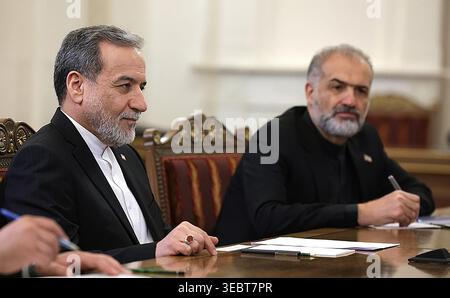 Saint-Pétersbourg, Russie. 27 avril 2026. Le ministre iranien des Affaires étrangères Abbas Araghchi assiste aux entretiens avec le président russe à la Bibliothèque présidentielle Boris Eltsine à Saint-Pétersbourg, à Russa, le lundi 27 avril 2026. Le ministre iranien des Affaires étrangères Seyyed Abbas Araghchi relaie les lignes rouges de Téhéran aux Etats-Unis par la Russie. Sa tournée de trois Nations - Pakistan, Oman et Russie - a commencé vendredi dans un contexte de négociations de paix américano-iraniennes bloquées. Photo du kremlin/UPI crédit : UPI/Alamy Live News Banque D'Images