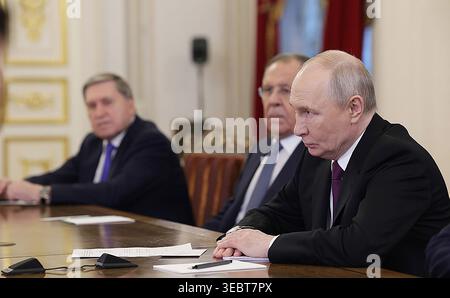 Saint-Pétersbourg, Russie. 27 avril 2026. Le président russe Vladimir Poutine participe aux entretiens avec le ministre iranien des Affaires étrangères à la Bibliothèque présidentielle Boris Eltsine à Saint-Pétersbourg en Russie le lundi 27 avril 2026. Le ministre iranien des Affaires étrangères Seyyed Abbas Araghchi relaie les lignes rouges de Téhéran aux Etats-Unis par la Russie. Sa tournée de trois Nations - Pakistan, Oman et Russie - a commencé vendredi dans un contexte de négociations de paix américano-iraniennes bloquées. Photo du kremlin/UPI crédit : UPI/Alamy Live News Banque D'Images