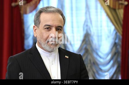 Saint-Pétersbourg, Russie. 27 avril 2026. Le ministre iranien des Affaires étrangères Abbas Araghchi assiste aux entretiens avec le président russe à la Bibliothèque présidentielle Boris Eltsine à Saint-Pétersbourg, en Russie, le lundi 27 avril 2026. Le ministre iranien des Affaires étrangères Seyyed Abbas Araghchi relaie les lignes rouges de Téhéran aux Etats-Unis par la Russie. Sa tournée de trois Nations - Pakistan, Oman et Russie - a commencé vendredi dans un contexte de négociations de paix américano-iraniennes bloquées. Photo du kremlin/UPI crédit : UPI/Alamy Live News Banque D'Images