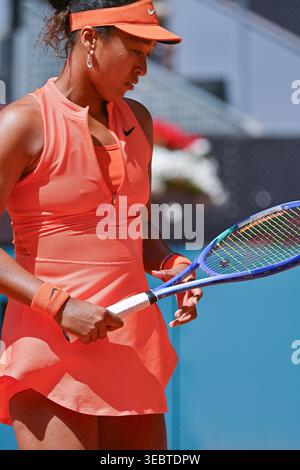 Naomi Osaka du Japon contre Aryna Sabalenka de Biélorussie lors de leur match en simple féminin le huitième jour du Mutua Madrid Open à la Caja Magica on Banque D'Images