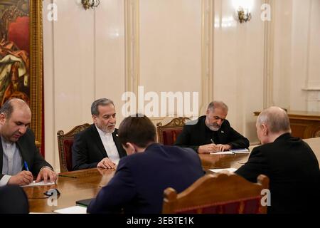 Saint-Pétersbourg, Russie. 27 avril 2026. Le président russe Vladimir Poutine et le ministre iranien des Affaires étrangères Abbas Araghchi ont des entretiens à la Bibliothèque présidentielle Boris Eltsine à Saint-Pétersbourg, en Russie, le lundi 27 avril 2026. Le ministre iranien des Affaires étrangères Seyyed Abbas Araghchi relaie les lignes rouges de Téhéran aux Etats-Unis par la Russie. Sa tournée de trois Nations - Pakistan, Oman et Russie - a commencé vendredi dans un contexte de négociations de paix américano-iraniennes bloquées. Photo du ministère iranien des Affaires étrangères/UPI crédit : UPI/Alamy Live News Banque D'Images