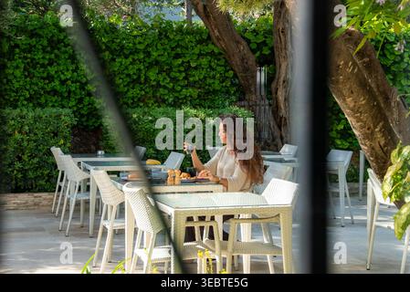 Café du matin dans la cour du jardin d'Antibes avec pâtisseries et fruits Banque D'Images