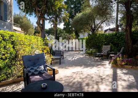 Terrasse de villa ensoleillée avec chaises longues à Antibes, France Banque D'Images