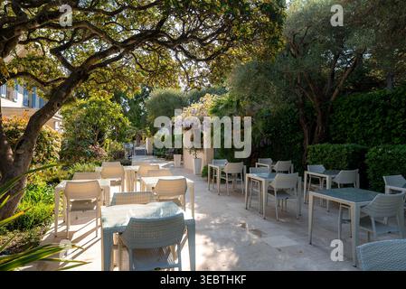 Terrasse de jardin dînez sous les arbres dans un boutique hôtel à Antibes Banque D'Images