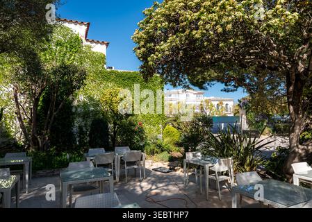 Terrasse de jardin ensoleillée avec villa à Antibes, France à midi Banque D'Images