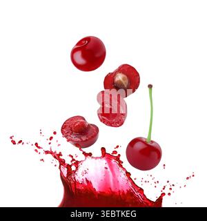 Cerises fraîches tombant dans le jus d'éclaboussure sur fond blanc Banque D'Images