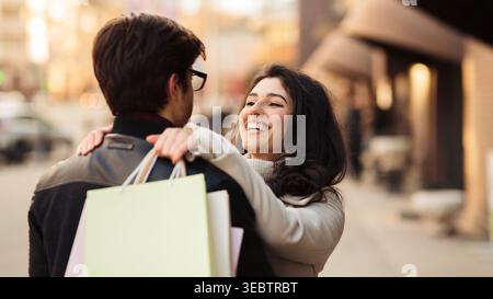 Couple aime Shopping Together et partager des moments joyeux un jour ensoleillé Banque D'Images