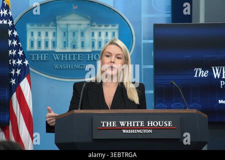 Washington, États-Unis. 27 avril 2026. Karoline Leavitt, attachée de presse de la Maison Blanche, s’exprime lors d’un point de presse à la Maison Blanche à Washington, DC, États-Unis, le 27 avril 2026. Crédit : Li Yuanqing/Xinhua/Alamy Live News Banque D'Images