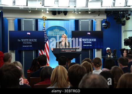 Washington, États-Unis. 27 avril 2026. Karoline Leavitt, attachée de presse de la Maison Blanche, s’exprime lors d’un point de presse à la Maison Blanche à Washington, DC, États-Unis, le 27 avril 2026. Crédit : Li Yuanqing/Xinhua/Alamy Live News Banque D'Images