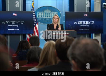 Washington, États-Unis. 27 avril 2026. Karoline Leavitt, attachée de presse de la Maison Blanche, s’exprime lors d’un point de presse à la Maison Blanche à Washington, DC, États-Unis, le 27 avril 2026. Crédit : Li Yuanqing/Xinhua/Alamy Live News Banque D'Images
