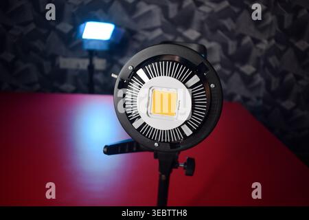 Un puissant éclairage LED de production vidéo dans une salle de studio sombre, utilisé pour le tournage de films et la vidéographie. L'énorme dissipateur de chaleur en aluminium pour le garder frais. Banque D'Images