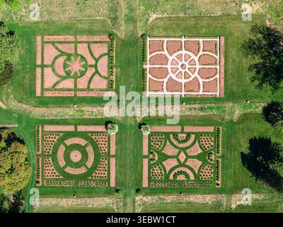 Vue aérienne de haut en bas du lieu historique national de Hampton quatre lits de parterre formels avec des motifs géométriques de jardin complexes Banque D'Images