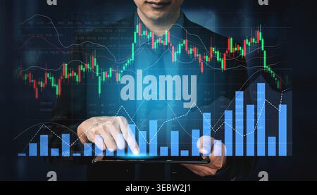 Professionnel des affaires effectue des analyses sur tablette numérique, présentant les données financières et les tendances du marché boursier d'une manière visuellement attrayante pour améliorer Banque D'Images