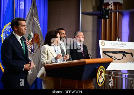 Washington DC, États-Unis. 27 avril 2026. Jeanine Pirro, procureure des États-Unis pour le District de Columbia, fait des remarques lors d'une conférence de presse sur Cole Tomas Allen, le suspect dans la fusillade du dîner de l'Association des correspondants de la Maison Blanche, au Département de la Justice des États-Unis à Washington, DC, États-Unis, le lundi 27 avril, 2026. crédit : MediaPunch Inc/Alamy Live News Banque D'Images