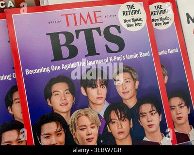 Gros plan d'une couverture de l'édition spéciale du magazine TIME mettant en vedette le boys band sud-coréen BTS. Banque D'Images