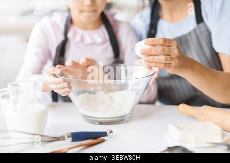 Cuire en famille apporte joie et créativité dans la cuisine Banque D'Images