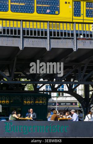 Clients du stand Burgermeister Burger situé sous les voies de U-Bahn surélevées de la station Schlesisches Tor dans le quartier de Kreuzberg à Berlin. Banque D'Images