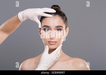 Gros plan d'une femme recevant un traitement de beauté dans un cadre clinique Banque D'Images