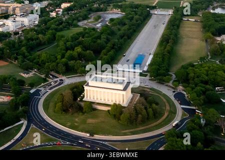 Washington, États-Unis. 27 avril 2026. La nouvelle peinture bleue dans la piscine réfléchissante est vue ci-dessus crédit : SOPA images Limited/Alamy Live News Banque D'Images