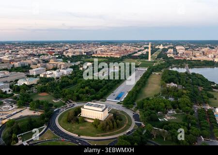 Washington, États-Unis. 27 avril 2026. La nouvelle peinture bleue dans la piscine réfléchissante est vue ci-dessus crédit : SOPA images Limited/Alamy Live News Banque D'Images