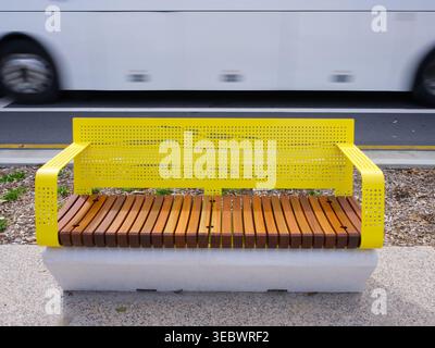 Style moderne de banc public peint en jaune Banque D'Images
