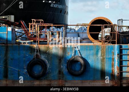 Le Briggs Marine Barge Forth Atlas a accosté dans le port de Pembroke dans le quai de Pembroke. À l'arrière-plan se trouve SD Northern River. Banque D'Images
