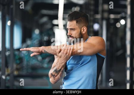 L'homme sportif sport à faire des exercices d'étirement pour mains Banque D'Images