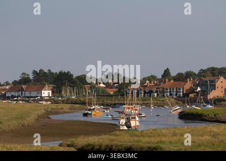 Port de Burnham Overy Staithe à marée basse, North Norfolk, Royaume-Uni Banque D'Images