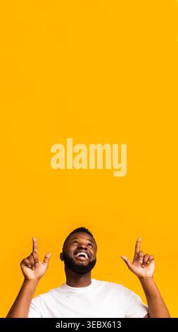 Heureux heureux african american man pointing at espace vide Banque D'Images