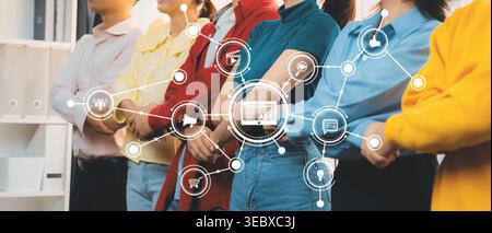 Un groupe diversifié d'individus se réunit dans un cadre professionnel, incarnant la connexion et la communication dans le lieu de travail moderne, renforcée par Banque D'Images