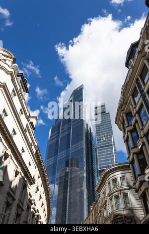 Gratte-ciel en verre modernes surplombant les bâtiments historiques de la ville Banque D'Images
