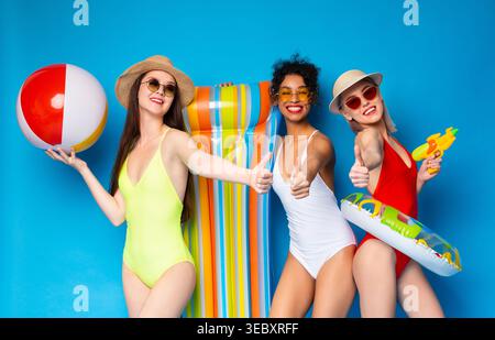 Fête de piscine d'été avec des amis en profitant de chars vibrants et de ballons de plage Banque D'Images