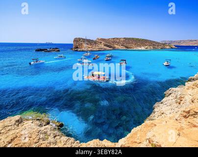 Île de Comino, Malte. Lagon bleu et île de Gozo en arrière-plan. Banque D'Images