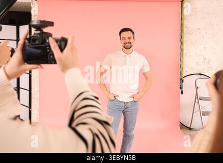 Mannequin masculin posant pour des photographes lors de master class en studio Banque D'Images