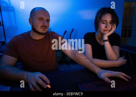 Collègues travaillant ensemble sur Project la nuit Banque D'Images
