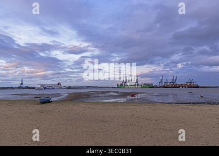 Le ferry Stena Line passe devant le port à conteneurs de Felixstowe, Harwich, Angleterre, Royaume-Uni Banque D'Images