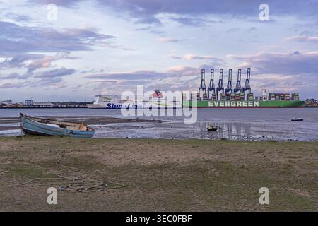 Le ferry Stena Line passe devant le port à conteneurs de Felixstowe, Harwich, Angleterre, Royaume-Uni Banque D'Images