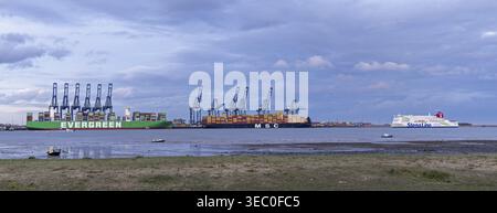 Le ferry Stena Line passe devant le port à conteneurs de Felixstowe, Harwich, Angleterre, Royaume-Uni Banque D'Images