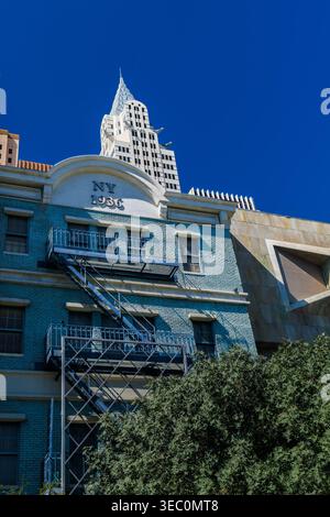Un ciel bleu vif encadre la façade de l'hôtel sur le thème New-yorkais et l'évasion de feu du complexe New York-New York sur le Strip de Las Vegas, Nevada, États-Unis Banque D'Images