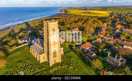 Vue aérienne du village pittoresque de Happisburgh dans le nord du Norfolk, Royaume-Uni un soir de printemps alors que le soleil se couchait Banque D'Images
