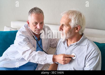 Soins de santé et consultation médicale les concepts clés incluent senior, médecin, patient, stéthoscope, personnes âgées, homme et homme. Banque D'Images