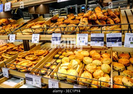 Londres, Royaume-Uni, avril 28 2026, sélection de pâtisseries fraîchement cuites de produits de boulangerie avec No People Banque D'Images