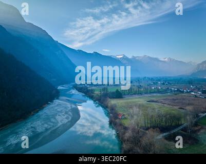 Vue aérienne de la rivière Mera qui traverse la vallée de Valchiavenna avec des montagnes alpines en Lombardie, Italie Banque D'Images