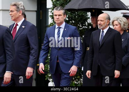 Scott Bessent, secrétaire au Trésor des États-Unis, Pete Hegseth, secrétaire à la Défense des États-Unis et Howard Lutnick, secrétaire au commerce des États-Unis, avant la cérémonie de bienvenue du roi Charles III et de la reine Camilla sur la pelouse sud de la Maison Blanche, Washington DC, le deuxième jour de la visite d'État aux États-Unis. Date de la photo : mardi 28 avril 2026. Banque D'Images
